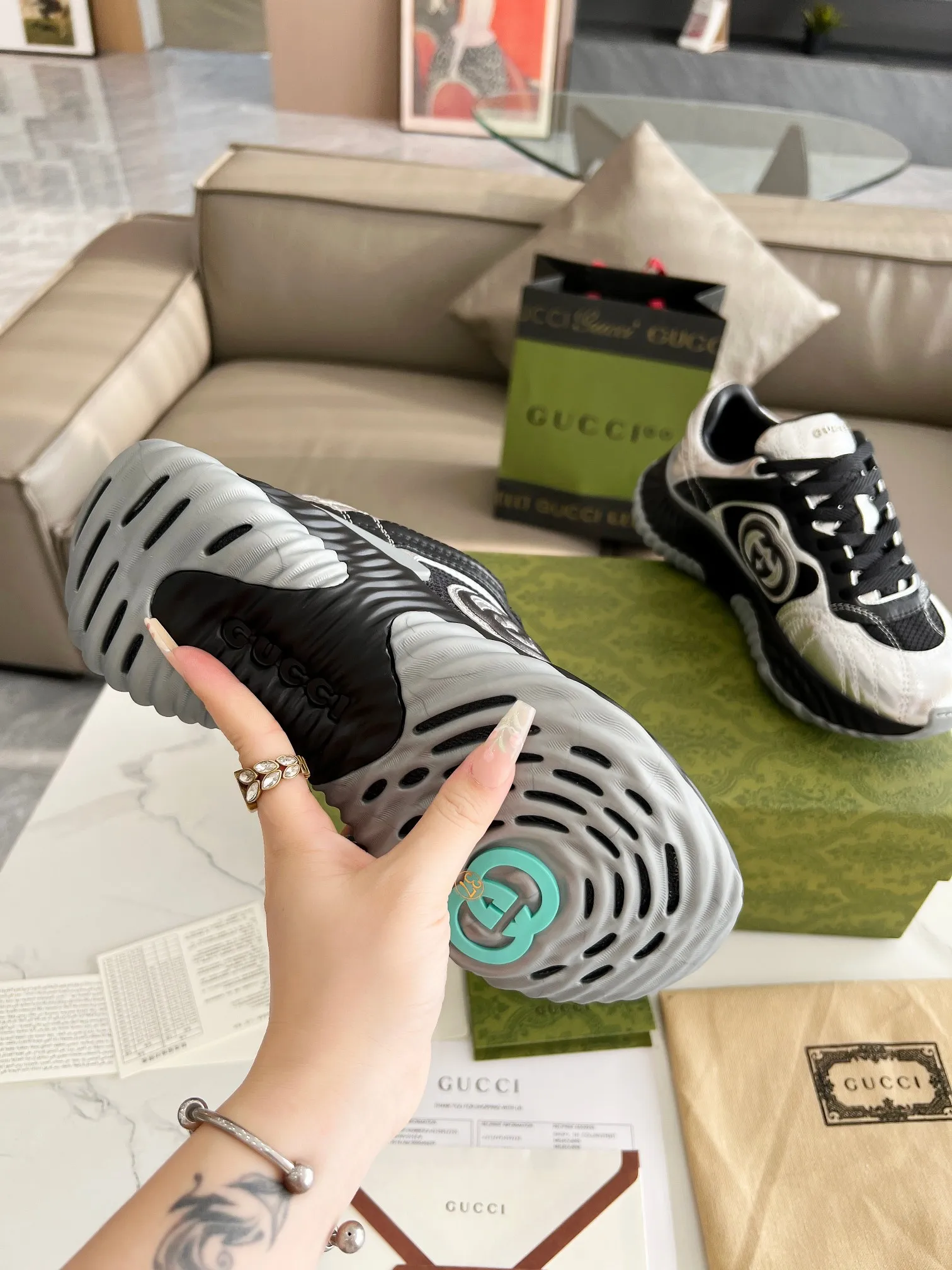 Men's men's shoes 💰780 Top version 🔝Original purchase and development [Love] This new sneaker adopts a thick-soled design, with stitched sheepskin upper and breathable mesh. Show full sense of technology. The 3D effect interlocking double G leather patch and Gucci letter metal accessories, two brand logo details, inject a dazzling texture into the overall design. The details are more substantial! ...